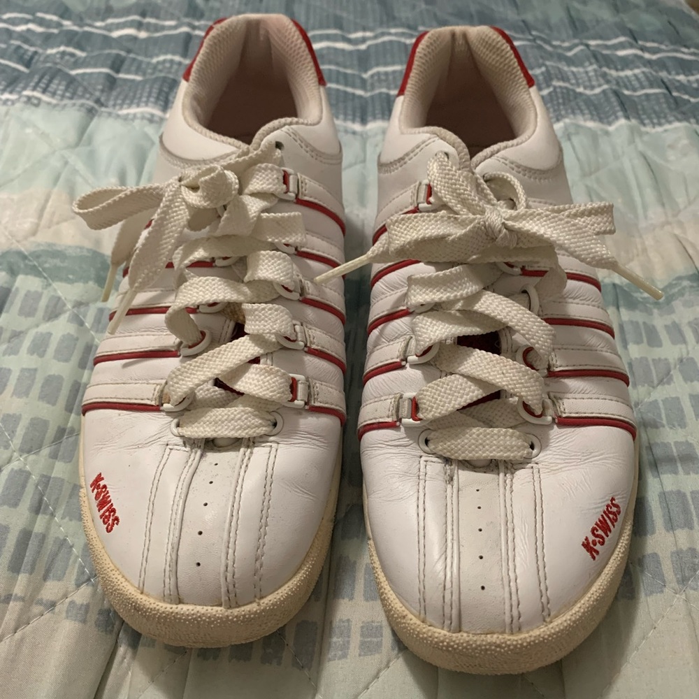 Womens k Swiss size 5 1/2 kids and like a 7 in adults